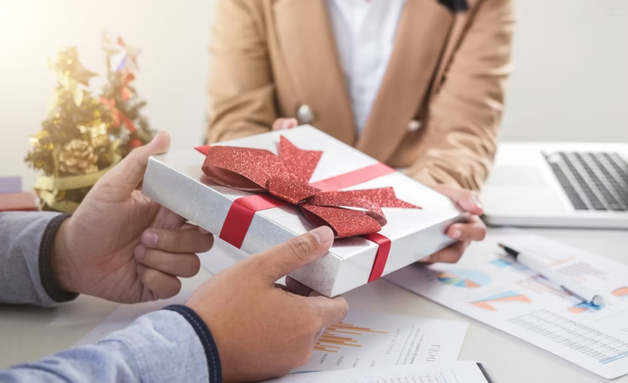 Chương Trình Tặng Quà Cho Khách Hàng: Bí Quyết Triển Khai Hiệu Quả